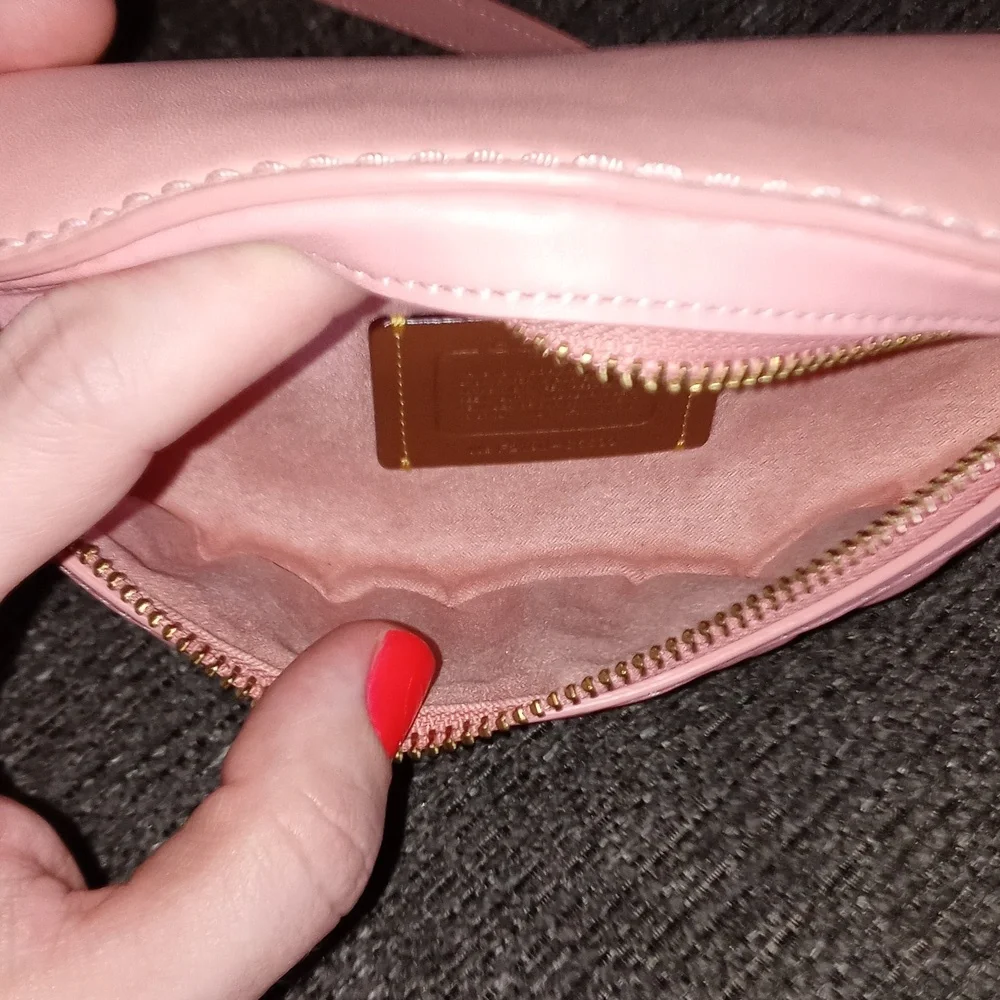 🆕️ 💗HTF Coach💗 - Quilted Chain Belt Bag
